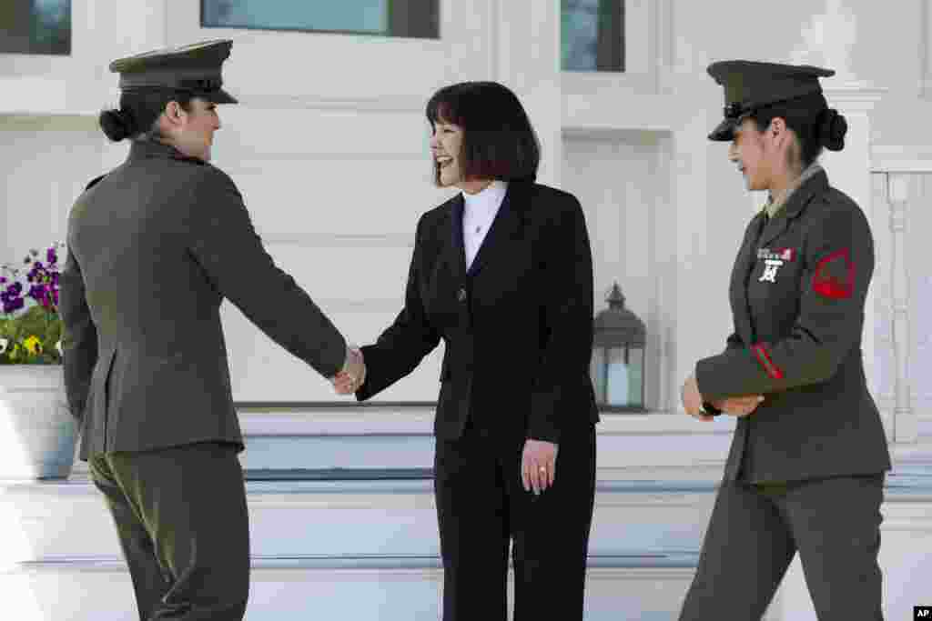 2017年2月23日,美国副总统夫人卡伦·彭斯在寓所欢迎海军陆战队的女队员。在美国妇女历史月,在美国副总统住宅,举办了各军种女军人聚会。