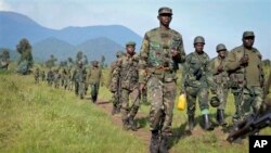 Wanajeshi wa DRC katibu na mlima Kibumba unaoshikiliwa na waasi wa M23, kilomita 25km kutoka mji wa Goma, mashariki mwa Jamhuri ya kidemokrasia ya Congo Oct. 27, 2013. PICHA: AP