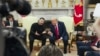 Tổng thống Ukraine Zelenskyy (trái) gặp Tổng thống Mỹ Donald Trump tại phòng Bầu dục của Nhà Trắng ở Washington hôm 28/2/2025.