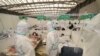 Shanghai New International Exhibition Hall, yang telah diubah menjadi rumah sakit darurat untuk merawat pasien COVID-19, di Shanghai, China 9 April 2022. (Foto: via Reuters)