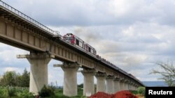 Treni ikiwa kwa reli ya kisasa ya SGR nchini Kenya.