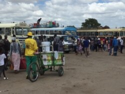 Abanye abantu abazama ukuya emaphandleni koBulawayo.