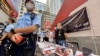 大批軍裝警員搜查支聯會母親節街站，懷疑支聯會進行未經批准籌款活動 (美國之音湯惠芸)