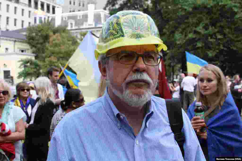 Эндрю Филипович пришел в настоящей "майдановской" каске - он рассказывает, что купил ее на аукционе за тысячу долларов