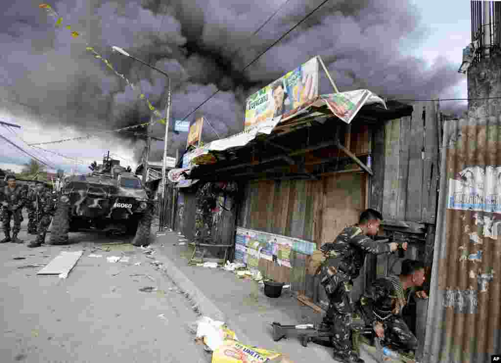 Quân đội chính phủ tiếp tục đụng độ với phiến quân Hồi giáo ở thị trấn Zamboanga, Philippines, ngày 12 tháng 9, 2013.