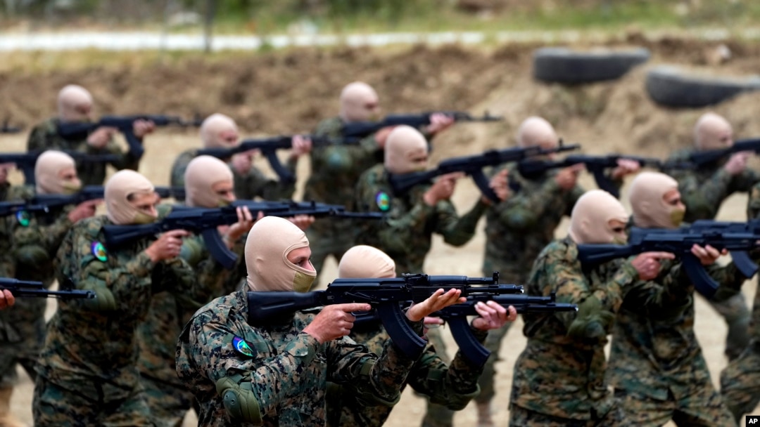 Borci libanskog Hezbolaha na vežbi, maj 2023. (AP Photo/Hassan Ammar, File)
