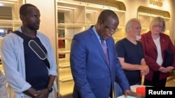 Menteri Dalam Negeri Niger Hamadou Adamou Souley mengumumkan pembebasan warga AS Jeffery Woodke (kedua dari kanan) dan jurnalis Prancis Olivier Dubois (kiri) dalam konferensi pers di Niamey, Niger Senin (20/3). 