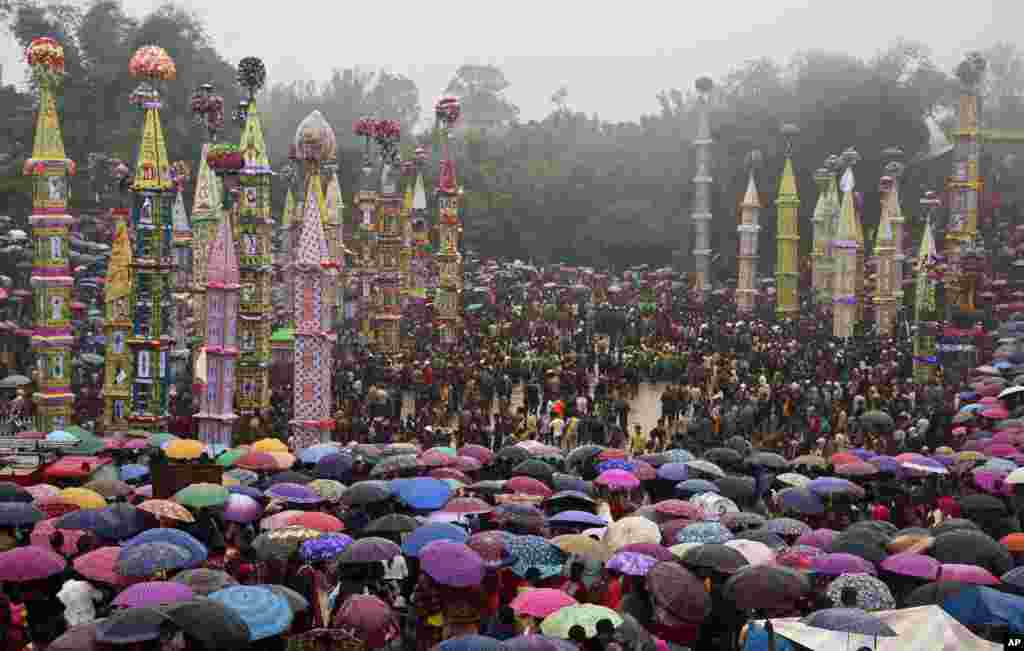 Suku Pnar India, atau suku Jaintia, membawa ‘Rongs’ (kereta perang) dan menari di air berlumpur selama perayaan festival Behdienkhlam di desa Tuber, negara bagian Meghlaya, India Timur Laut. Behdienkhlam adalah festival tradisional suku Pnar yang dirayakan setalah penaburan bibit selesai, berharap untuk mendapatkan panen yang baik dan mengusir wabah dan penyakit