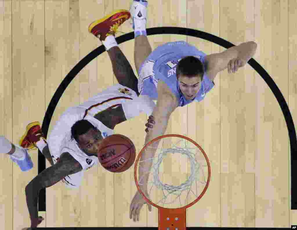 Iowa State's DeAndre Kane (l) makes the winning shot over North Carolina's Jackson Simmons (r), in the final seconds of the second half of a third-round game in the NCAA college basketball tournament in San Antonio. Iowa State won 85-83, March 23, 2014.