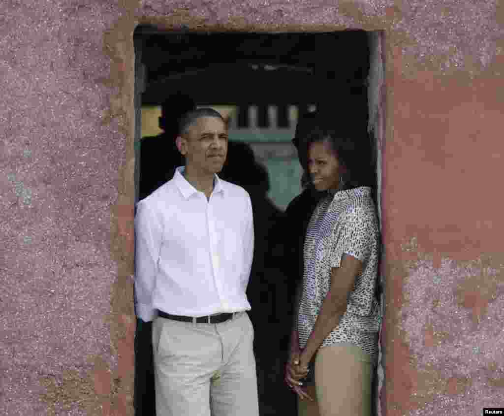 U.S. President Barack Obama and first lady Michelle Obama look out of a doorway that slaves departed from on Goree Island, Senegal, June 27, 2013. Tổng thống Hoa Kỳ Barack Obama và Ðệ nhất phu nhân Michelle Obama nhìn ra cửa nơi các nô lệ rời khỏi đảo Goree, Senegal, ngày 27 Tháng Sáu 2013.
