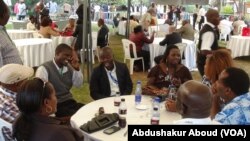 Des mandataires de partis politiques kenyans attendent les résultats de la présidentielle (8 mars 2013) 