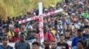 ARCHIVO - Migrantes parten de Tapachula, México, el domingo 24 de diciembre de 2023.