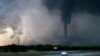 ARCHIVO - Esta imagen tomada de un vídeo proporcionado por KOCO muestra a un equipo trabajando en la limpieza de escombros causados por un tornado en Sulphur, Oklahoma, el domingo 28 de abril de 2024.