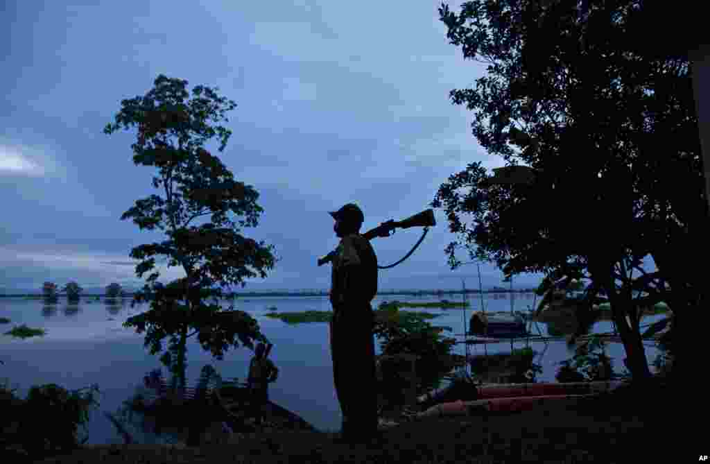 Seorang petugas menjaga kawasan hutan di taman nasional Kaziranga, Gauhati, negara bagian Assam, India.