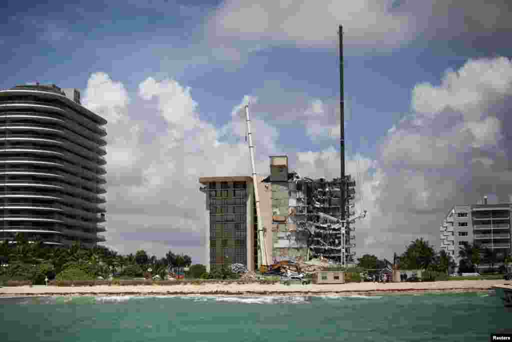 Una vista general del edificio residencial parcialmente derrumbado, mientras los equipos de emergencia continúan las operaciones de búsqueda y rescate.