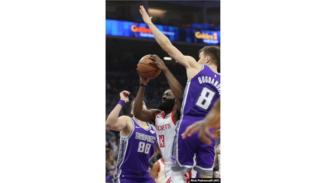 Nemanja Bjelica (levo) i Bogdan Bogdanović opokušavaju da zaustave prodor beka Hjustona Džejmsa Hardena (Foto: AP/Rich Pedroncelli)
