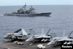 Chiến đấu cơ của Mỹ trên boong tàu sân bay USS George Washington, phía sau là tàu USS Cowpens, trong vùng Biển Đông, 170 hải lý từ Manila (Ảnh tư liệu).