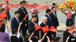 Ông Tập Cận Bình trong chuyến thăm Việt Nam cuối năm ngoái, cùng thời điểm với đi của Tổng thống Mỹ Donald Trump.