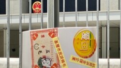 社民連及工黨五一勞動節遊行道具，諷刺當局防疫措施只是關注有錢人。 (美國之音湯惠芸拍攝)