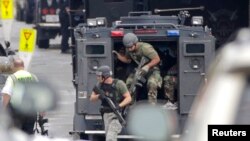 Miembros del equipo de emergencia están en la búsqueda de dos sospechosos.