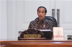 Presiden Jokowi dalam rapat terbatas di Istana Kepresidenan di Jakarta, Senin (22/11). Presiden menegaskan penerapan PPKM level 3 selama periode liburan Nataru diperlukan sebagai antisipasi untuk mencegah ledakan kasus COVID-19. (Foto: Courtesy/Biro Setp