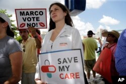 La estudiante de medicina, Rebecca Tanenbaum protesta en Miami contra la iniciativa de salud republicana frente a la oficina del Senador Marco Rubio, republicanopor Florida. Junio 28, 2017.