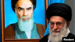 El Líder Supremo iraní, Ali Khamenei, junto a una pintura de su predecesor, el fallecido Ayatollah Khomenei.
