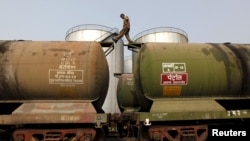 Поезд, перевозящий нефть. Колката, Индия (архивное фото)