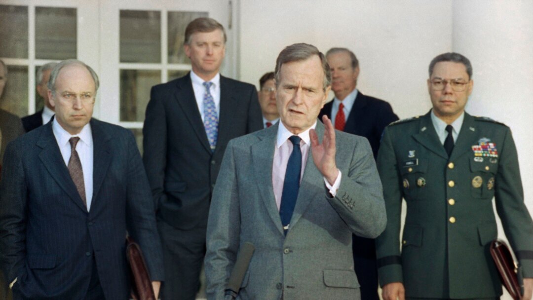 ARHIVA - 11. februara 1991. predsednik Džordž Buš stariji i general Kolin Pauel, načelnik združenog generalštaba oružanih snaga ispred Bele kuće.