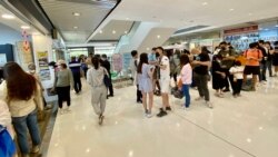 沙田一間阿布泰分店外，顧客大排長龍，秩序良好 (美國之音湯惠芸)