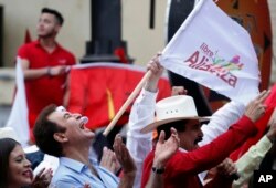 El candidato presidencial opositor de Honduras, Salvador Nasralla, corea lemas junto a sus seguidores en una protesta frente al TSE en Tegucigalpa.