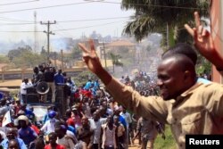 Supporters of Uganda's main opposition presidential candidate Kizza Besigye of the Forum for Democratic Change (FDC) party march through Gaba Road during a campaign rally in the capital Kampala Feb. 10, 2016, ahead of the Feb. 18 presidential election.