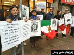 تجمع کنندگان مقابل وزارت خارجه کانادا عکس هایی از ندا آقا سلطان و برخی دیگر از قربانیان نقض حقوق بشر در دست داشتند.
