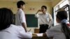 Giáo viên dạy ngôn ngữ ký hiệu tại Trường Xã Đàn ở Hà Nội, 7/9/2007 (REUTERS/Kham).