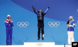 지난 10일 2018 평창동계올림픽 여자 크로스컨트리 스키 부문에서 금메달을 차지한 스웨덴의 샬로테 칼라 선수가 수여식 단상에서 점프하고 있다.