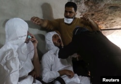 جمعی از افرادیکه تحت حملۀ گاز تخریب کنندۀ عصب قرار گرفته اند بااستفاده از ماسک آکسیجن گرفته تنفس می کنند.
