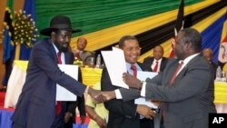 FILE - South Sudan's President Salva Kiir (L) shaking hands with rebel leader Riek Machar (R).