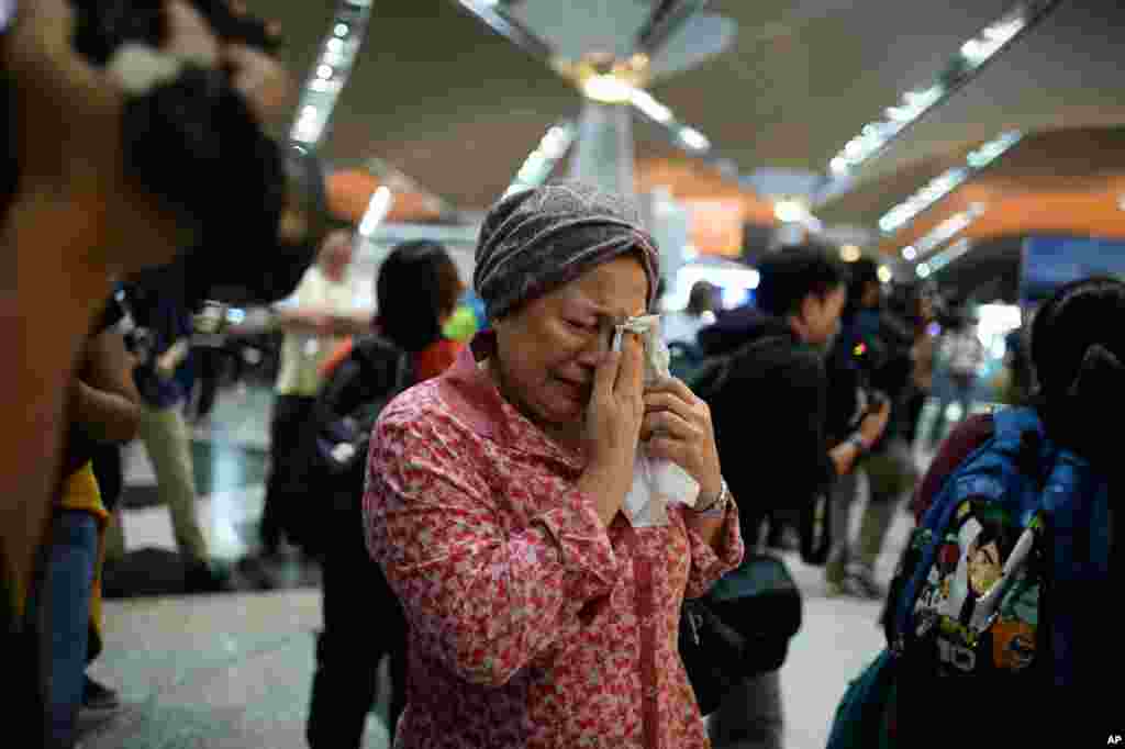 雪邦吉隆坡国际机场,一位女士在得知一架马来西亚航班在乌克兰东部坠机后的反应