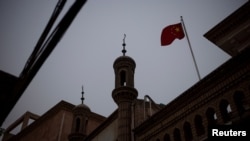 中國國旗飄揚在新疆維吾爾自治區喀什舊城區內一座清真寺上空（路透社照片） 