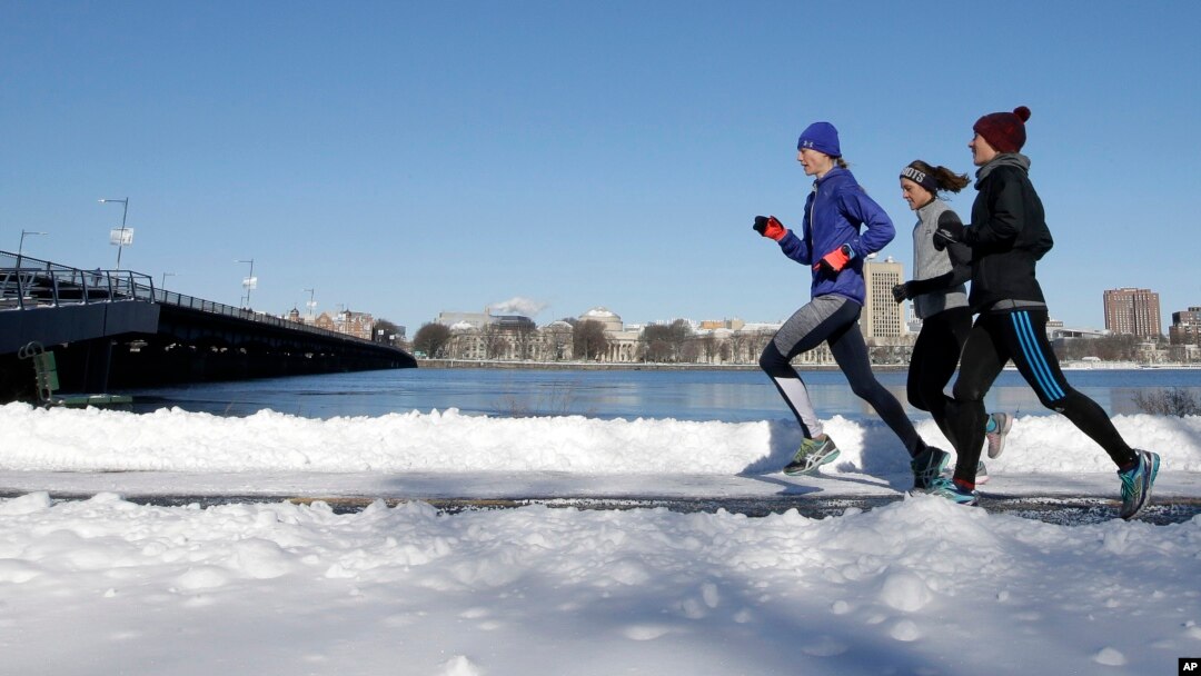 These runners in Boston didn't let cold temperatures and snow keep them from running outdoors, January 2017. (AP Photo/Steven Senne)