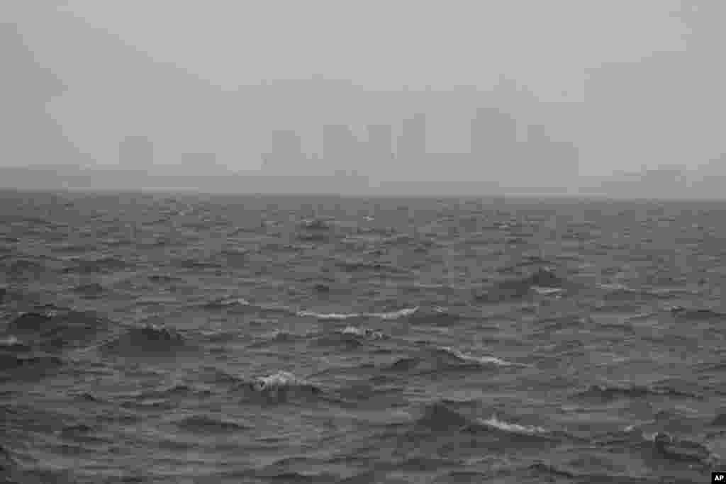 La lluvia comienza a caer antes de la llegada del huracán Milton, el miércoles 9 de octubre de 2024, en Tampa, Florida. 