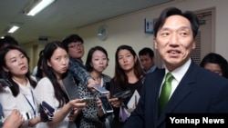  남북 적십자 실무접촉 남측 수석대표 이덕행 대한적십자사 실행위원이 8일 정부서울청사에서 이산가족 상봉 행사 합의와 관련해 기자들의 질문에 답하고 있다. 남북은 다음 달 20일부터 26일까지 금강산 면회소에서 이산가족 상봉 행사를 하기로 8일 합의했다. 
