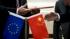中国和欧盟官员握手（资料照）