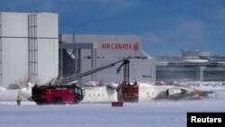 Спасатели работают на месте крушения самолета Delta Air Lines в международном аэропорту Торонто Пирсон в Миссиссоге, Онтарио, Канада, 17 февраля 2025 г. REUTERS/Arlyn McAdorey