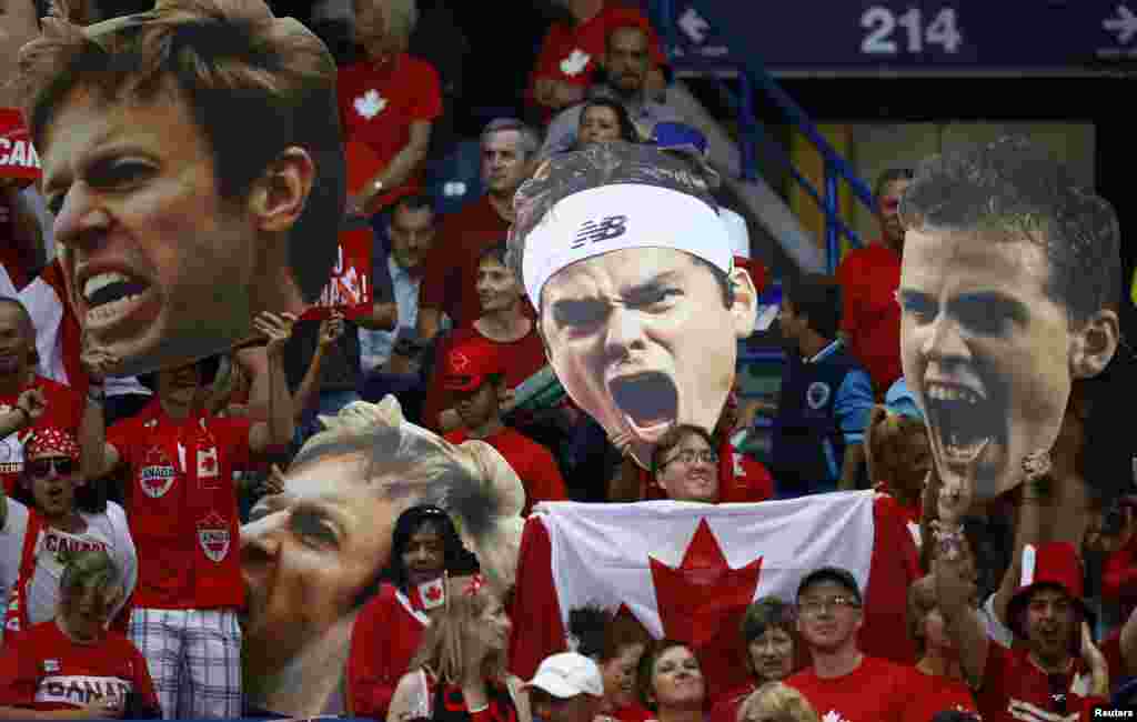 Para fans asal Kanada bersorak dalam acara pertandingan tenis semifinal Piala Davis antara petenis Serbia Novak Djokovic dan petenis Kanada Vasek Pospisil si Belgrade, Serbia.
