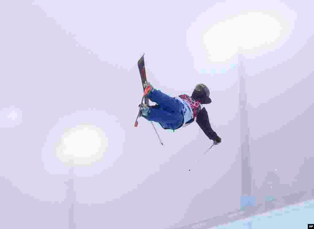 Vận động viên Thụy Sĩ Joel Gisler tập luyện tại Rosa Khutor Extreme Park, ngày 17/2/2014.