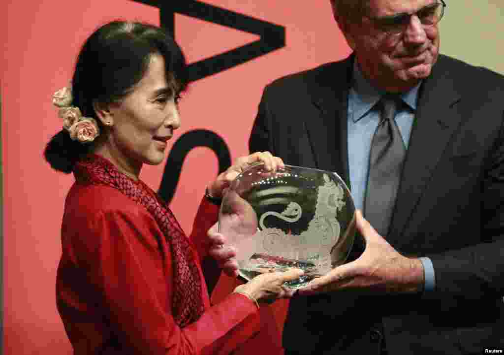 Bà Suu Kyi nhận giải Tầm nhìn Toàn cầu Global Vision do ông Tom Freston, Chủ tịch Hiệp hội châu Á trao tại Washington. 18/9/2012.