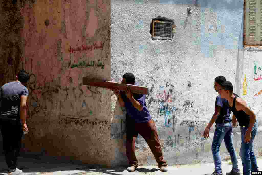 Remaja Palestina bentrok dengan pasukan Israel di kamp pengungsi Al-Fawwar, Hebron, Tepi Barat.
