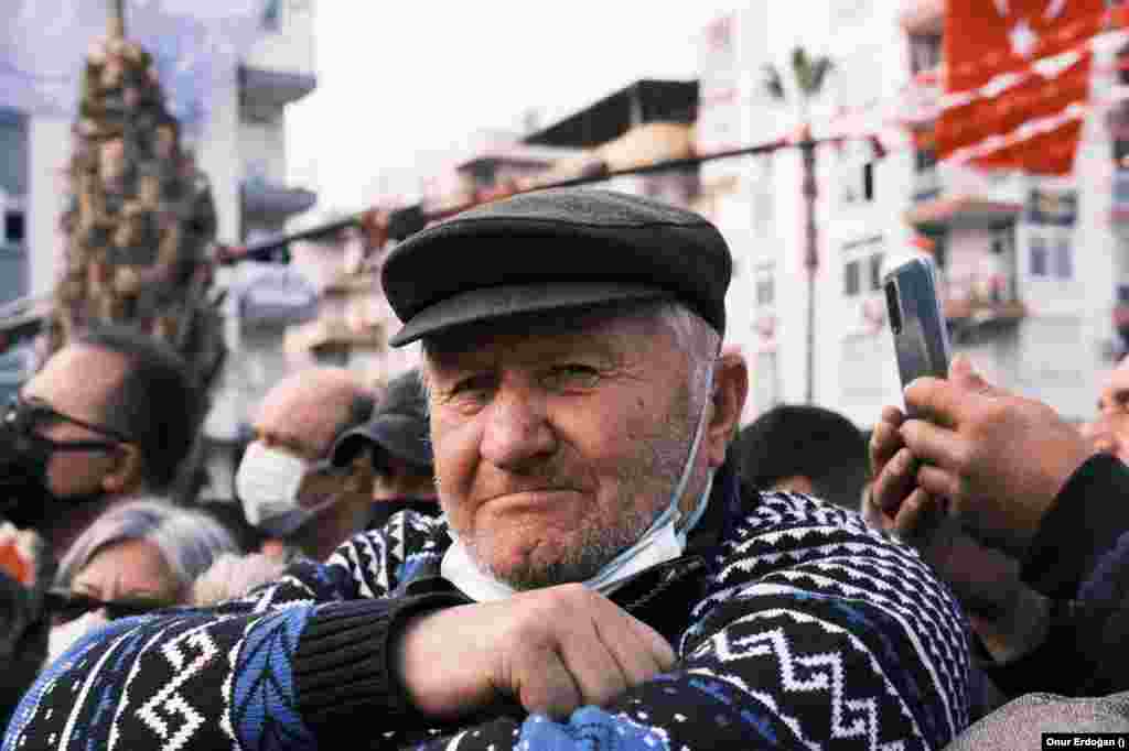 CHP Genel Başkanı Kemal Kılıçdaroğlu, erken seçim çağrısıyla başlattığı "Milletin Sesi" miting serisinin ilkini Mersin'de düzenledi