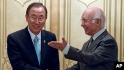 Pakistan's National Security Adviser Sartaj Aziz, right, meets U.N. Secretary-General Ban Ki-moon for talks at the Foreign Ministry in Islamabad, Pakistan, Aug. 13, 2013.